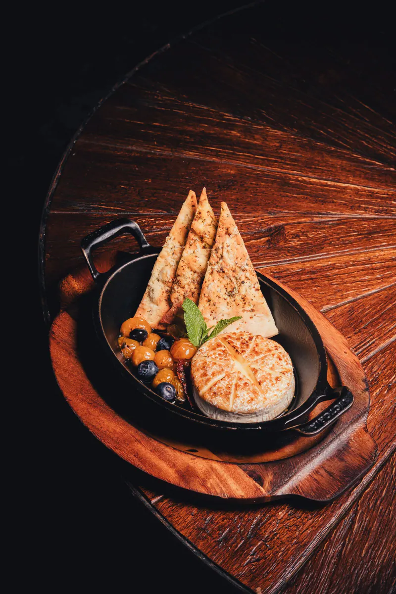 Camembert «Solo Palmas» horneado en sartén de hierro con frutos rojos y tostadas, exclusivo de Bastardo Le Mont
