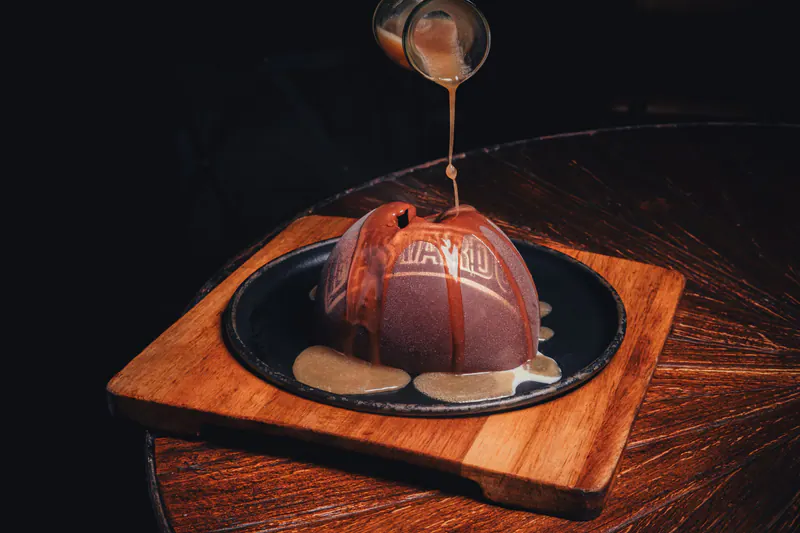 Postre del Rey: cúpula de chocolate que se derrite en la mesa con salsa caliente