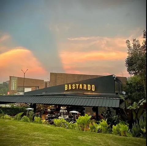 Bastardo Le Mont al atardecer: la casa con su letrero BASTARDO, la terraza y el jardín de Las Palmas